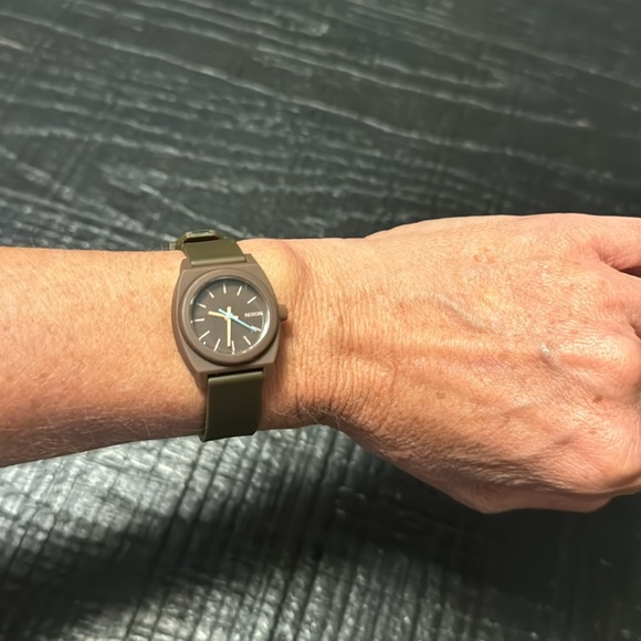 Really cute brown rubber band Nixon watch women’s - Picture 8 of 9